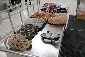 女乘客携带12大袋假奢侈品蒙混海关被查