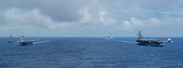 2022年6月4日，美軍的裡根號航母（CVN76，右前）艦隊和韓國海軍的直升機航母馬拉多（左前）在菲律賓海進行雙邊演習。（美國海軍）