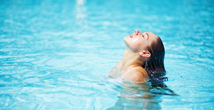 如何避免游泳伤害头发？