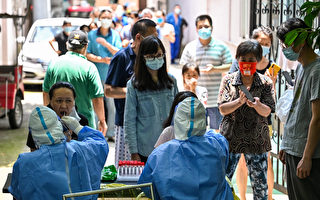 组图：上海疫情升温 多区进行核酸检测
