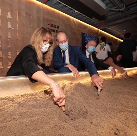 法國参議院參訪「沙坑裡的秘密」展區。