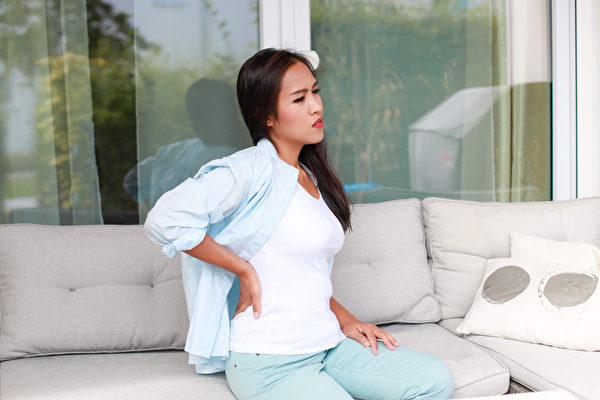 骨盆发生错位，容易引起腰酸背痛、臀腿疼痛、膝盖痛等不适症状。(Shutterstock)