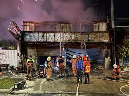 新竹市東大路一處輪胎汽車維修廠15日晚間發生火警，屋主的小兒子陳男縱火燒家，釀8名家人殞命。