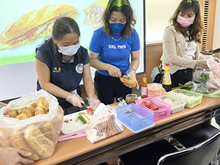 桃園市服務站主任黃英貴（左1）動手做越南法國麵包。