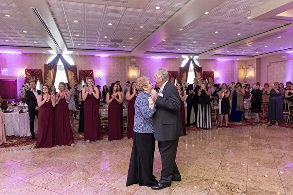 新婚夫婦將婚禮跳第一支舞的機會讓給祖父母