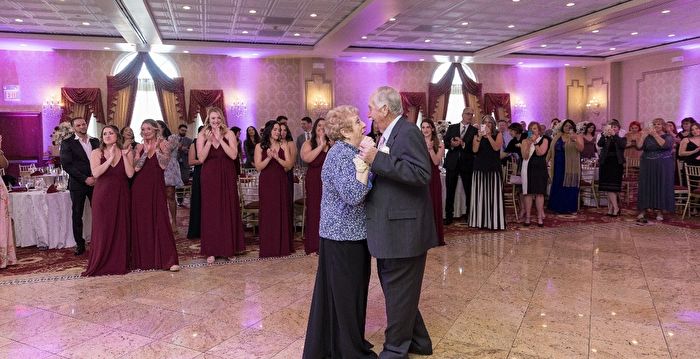 新婚夫妇将婚礼跳第一支舞的机会让给祖父母