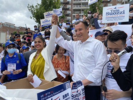 民主黨紐約州長參選人蘇奧茲（Tom Suozzi）和搭檔雷娜（Diana Reyna）到法拉盛造勢，請華人投他們一票。