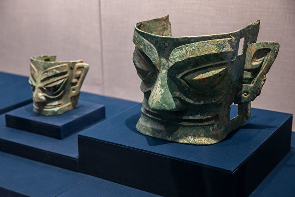 2021年9月13日，三星堆出土的青銅面具在杭州展出，外形與中原文化迥異。（VCG/VCG via Getty Images）