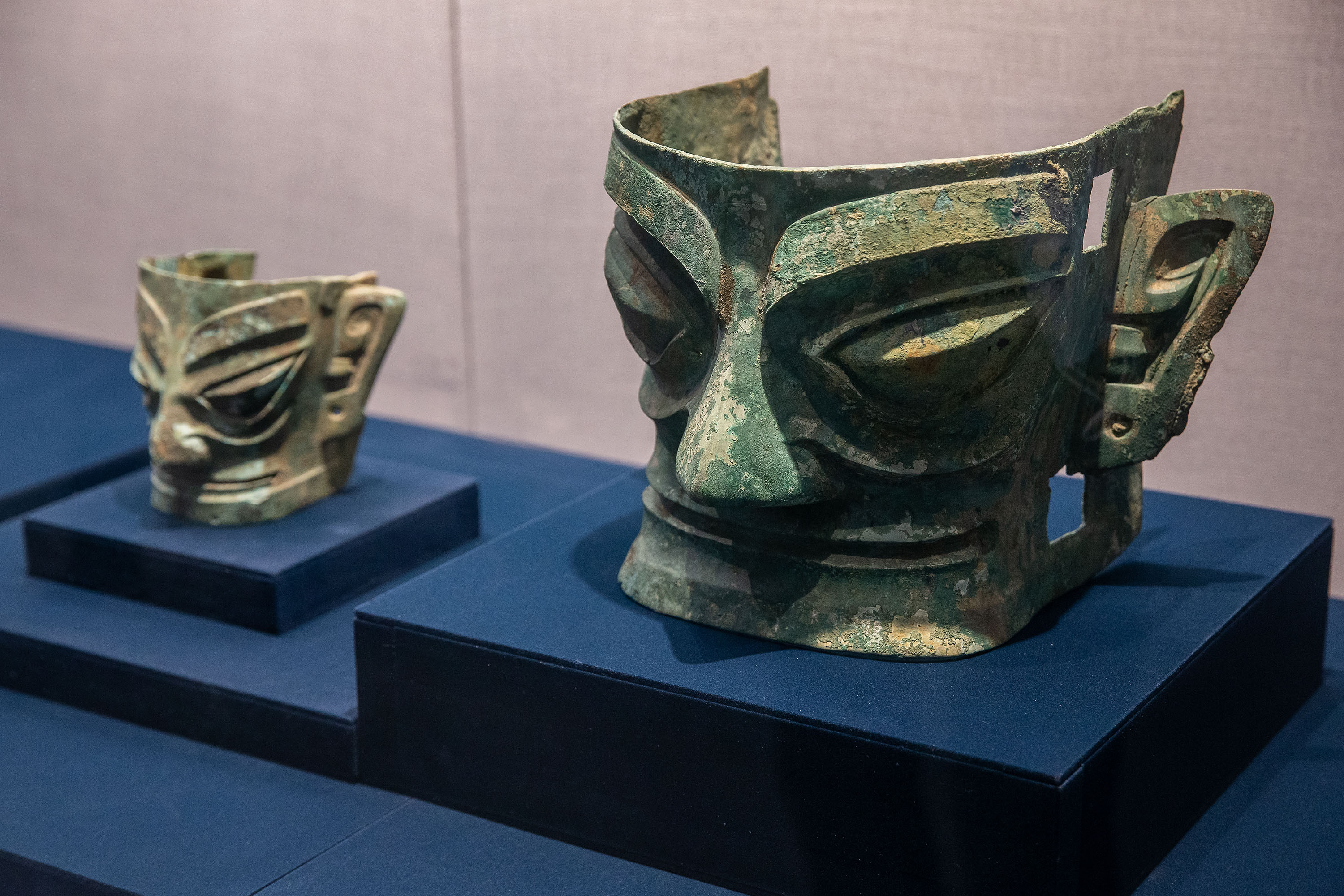 2021年9月13日，三星堆出土的青铜面具在杭州展出，外形与中原文化迥异。（VCG/VCG via Getty Images）