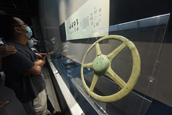 2021年10月3日，三星堆出土的轮状文物在杭州展出，尚无法真正确认其用途，因与其它考古过程中发现的太阳符号相似，暂称为青铜太阳轮。（Long Wei/Costfoto/Future Publishing via Getty Images）