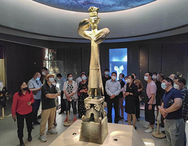 2021年6月8日，三星堆出土的青铜像在上海展出，并不能完全确认是人像还是神像，面目和身材与中原出土的各类塑像大不相同。（VCG/VCG via Getty Images）