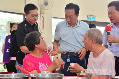 鸿海集团创办人郭台铭关心长者，捐赠160套家庭PCR检测仪。