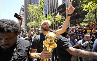 组图：金州勇士队NBA夺冠 街头游行庆祝