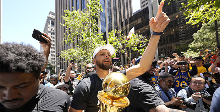 组图：金州勇士队NBA夺冠 街头游行庆祝