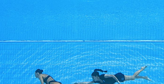 世锦赛：美国花泳女将昏厥溺水 教练急相救