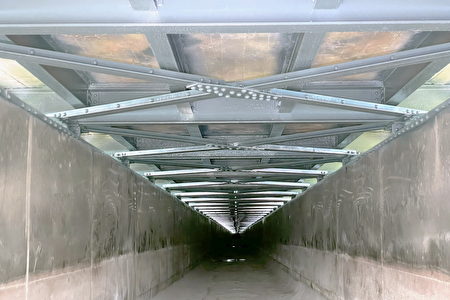 曾文溪渡槽橋構築上層為鋼筋混凝土橋面（原台一線省道），下層是華倫式桁架鋼梁水槽，使用「鉚釘」接合，鋼材來源自日本，迄今近百年的歷史。
