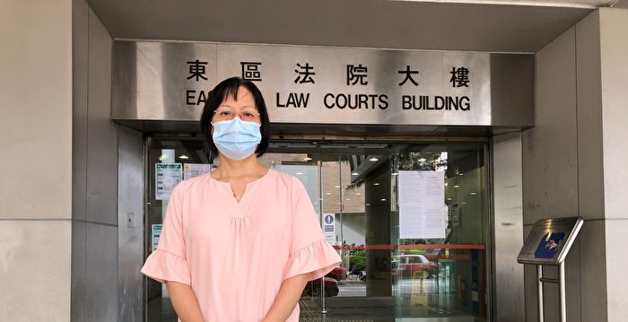 展示直幡收告票 香港法轮功学员自行抗辩胜诉