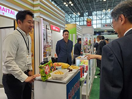 韓國有名零食品牌「海苔」零食出示新產品卡仕达酱球。（露西/大紀元）