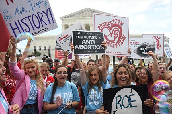 最高院推翻羅訴韋德案 墮胎不再是憲法權利