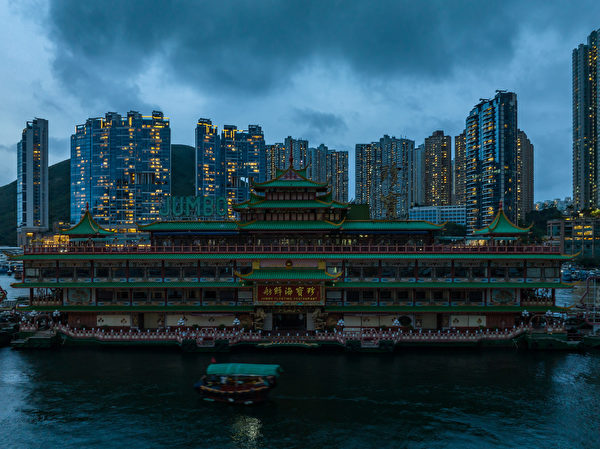2022年6月13日，标志性的珍宝海鲜舫即将离开香港。（Anthony Kwan/Getty Images）