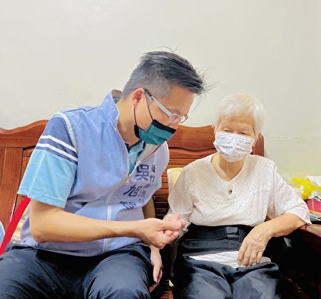 新竹县议员吴旭智（左）探视独居长辈，了解使用智慧照顾观测系统的感受。