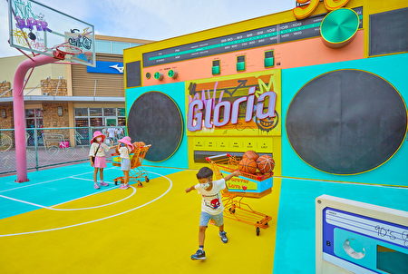 三期广场“Hiphop嘻哈球场”也少不了用夏日消暑色系“黄蓝色”妆点，展现90年代独有的青春活力。