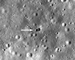 NASA公布新照 废弃火箭撞击月球形成大坑