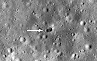 NASA公布新照 废弃火箭撞击月球形成大坑