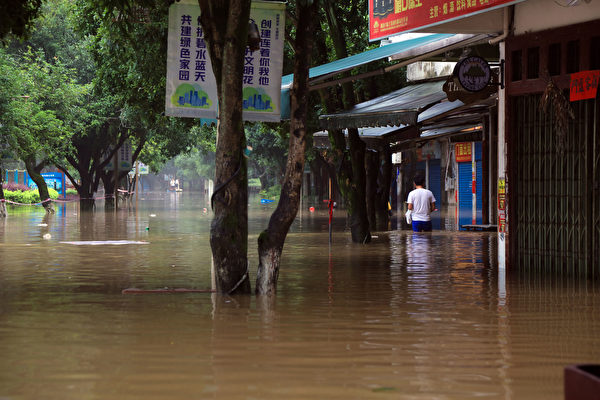 2022年6月22日，洪水灌入廣西桂林的一個街道。（CFOTO/Future Publishing via Getty Images）