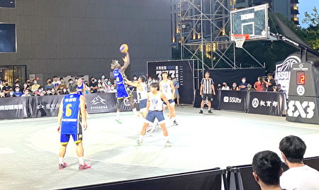 醒吾科大男篮队后卫阿比伯在“大专3x3篮球总锦标赛”场上投篮英姿。