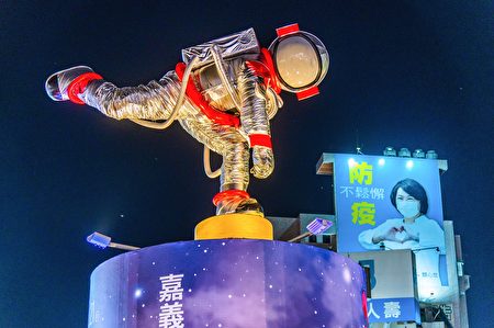 著名地标中央喷水池的KANO投手吴明捷雕像，换上银光闪闪的太空人新装。