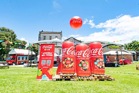 “可口可乐”在包装上大玩创意，今夏推出限定款“和在玩瓶”，更将瓶身上的趣味情境延伸到现实生活中。