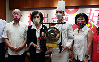 林姿妙县长祝贺甜面包世界冠军李忠威