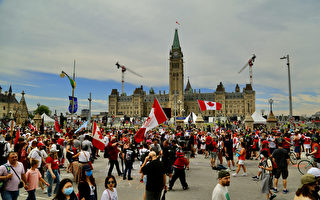 加拿大國慶日 抗議者聚集國會山呼籲自由