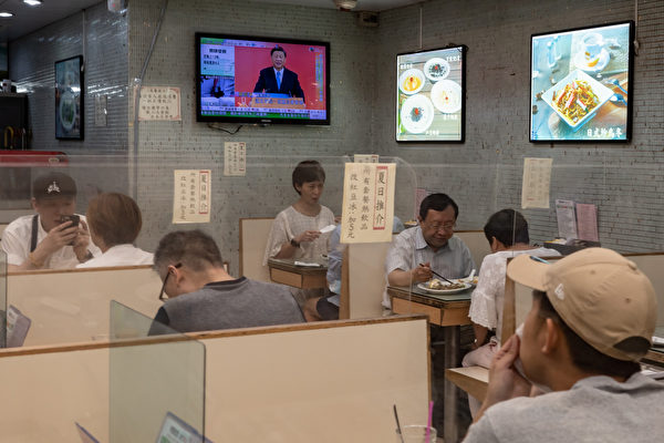 2022年6月30日，香港一家餐館內的大屏幕正在播放習近平的畫面，顧客們沒有表示關注。（Anthony Kwan/Getty Images）