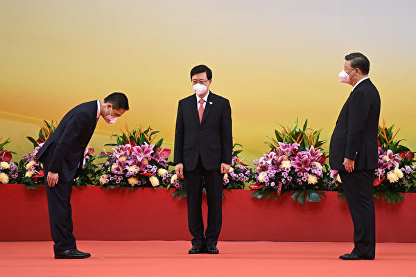 2022年7月1日，北京出生的香港新任创新科技及工业局局长孙东（左）在就职仪式上向习近平（右）鞠躬，新任行政长官李家超在中间。（Selim Chtayti/POOL/AFP via Getty Images）