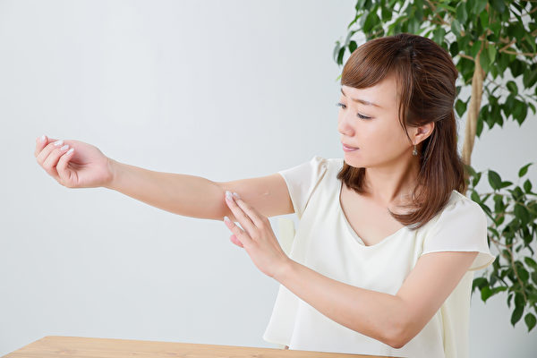 醫師教你鬆筋方法，改善五十肩、網球肘、媽媽手、板機指。(Shutterstock)