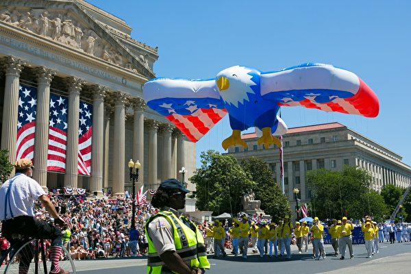 美国首都独立日大游行 法轮功队伍壮观亮眼
