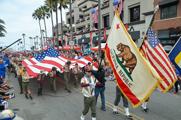 组图：美西最大独立日游行首次在南加州回归