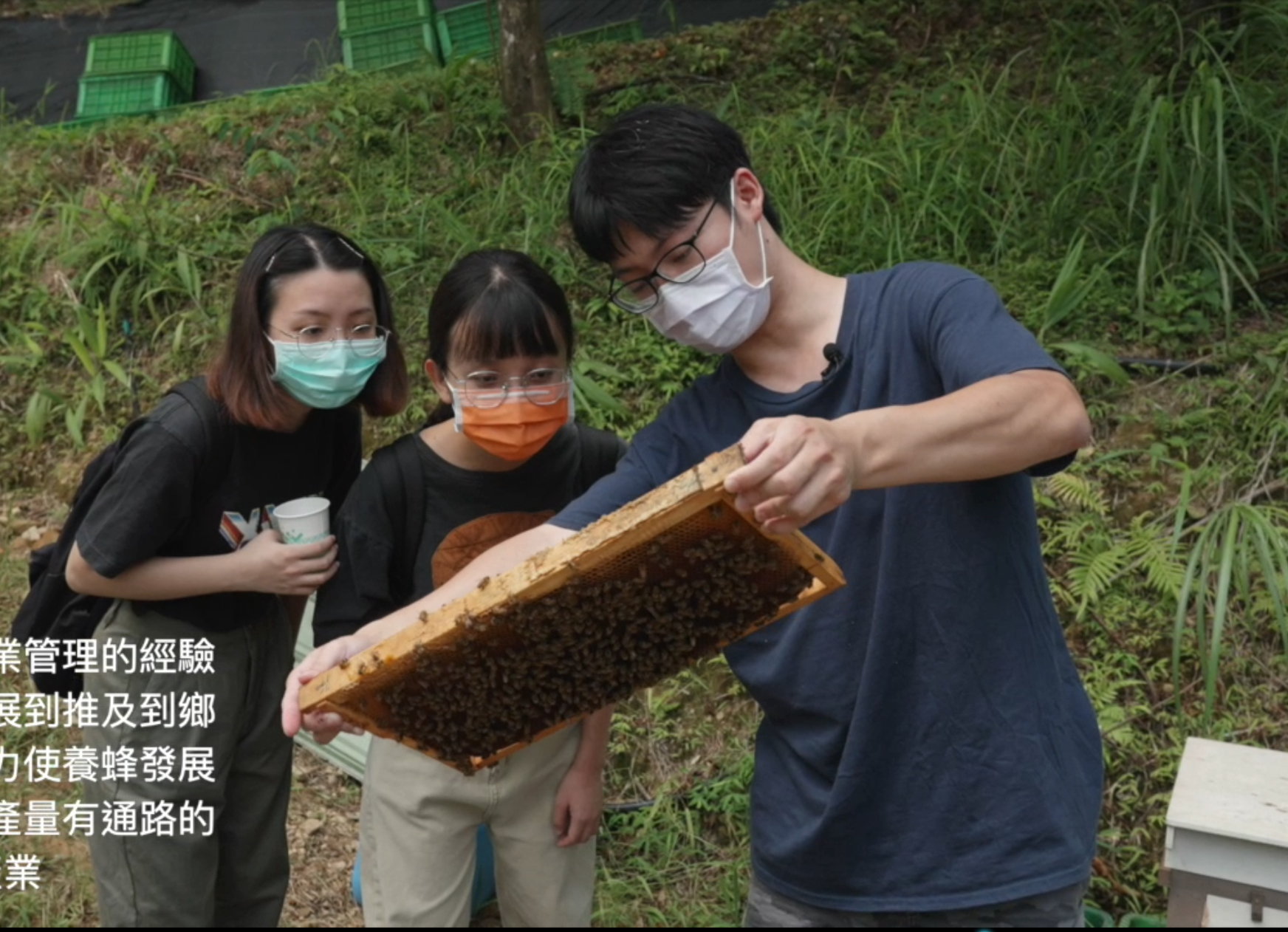 青农与学生的交流。(池农深提供)