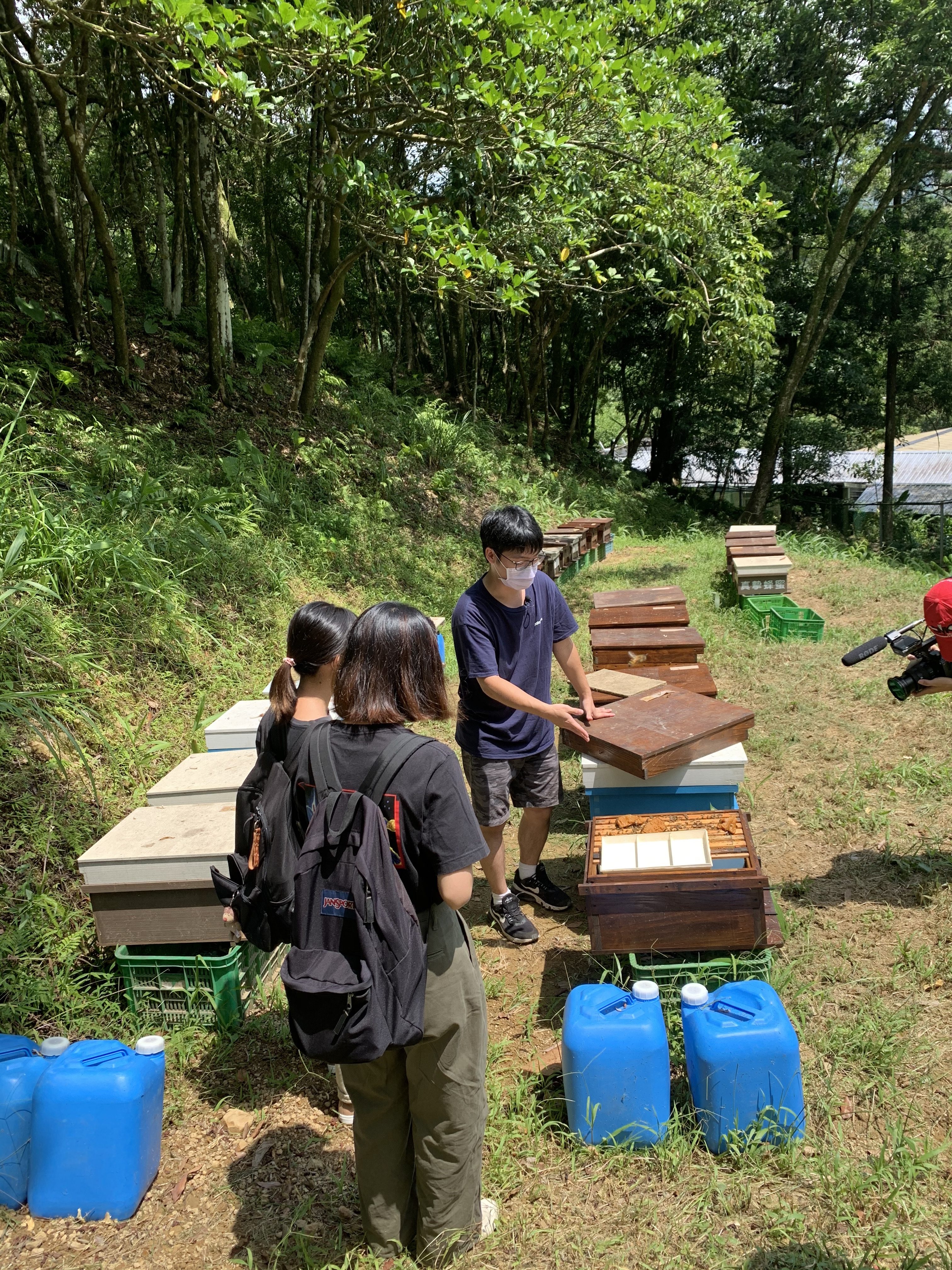 青农与学生。(摄影/池农深)