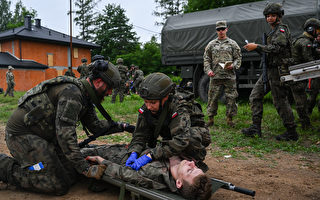 组图：美军协助波兰部队进行战斗医疗训练