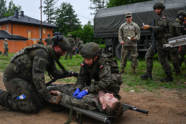 组图：美军协助波兰部队进行战斗医疗训练