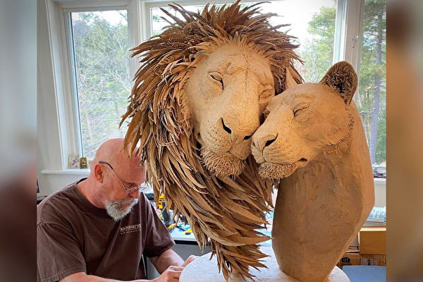 藝術家將舊紙箱變成細膩逼真的獅子雕塑