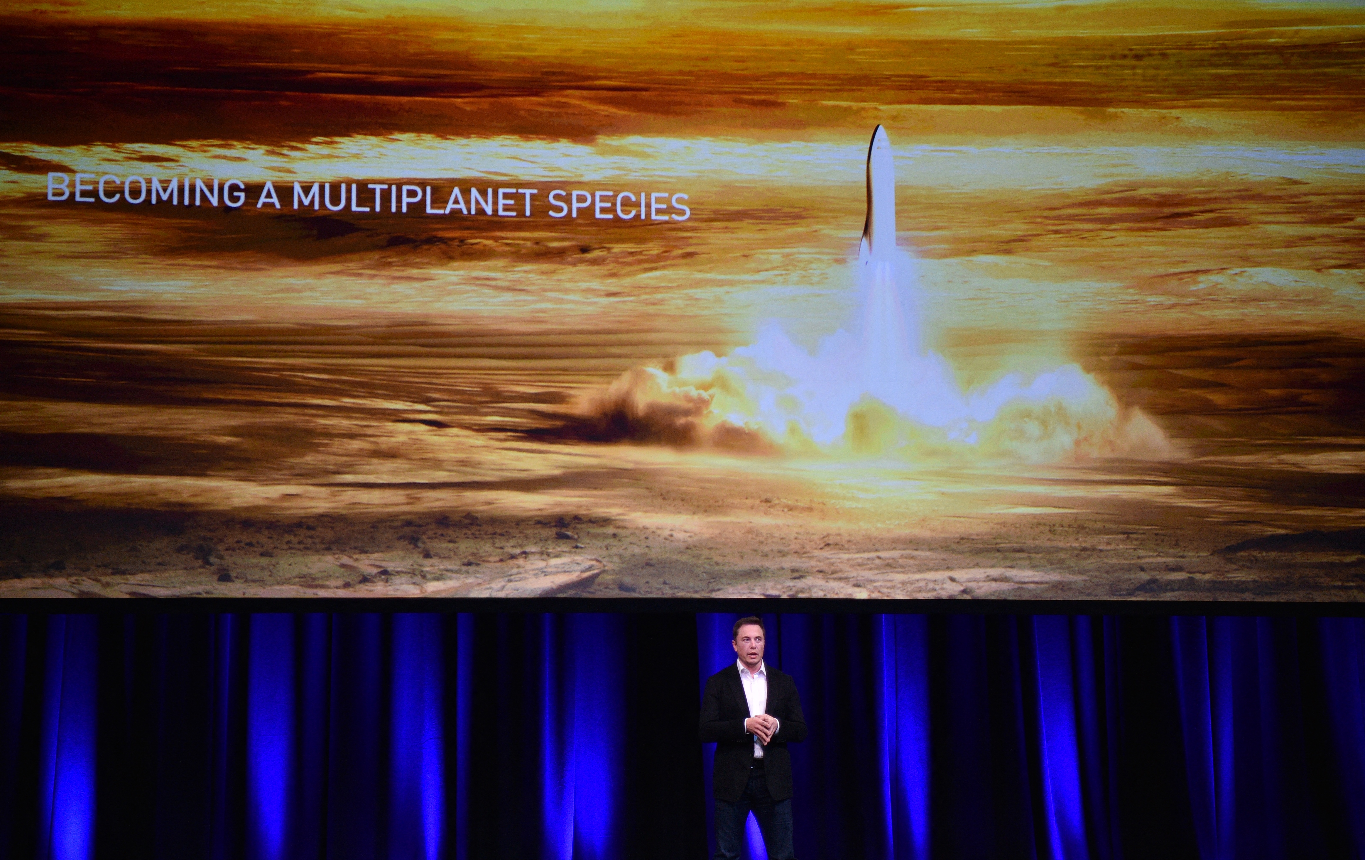 馬斯克獨資成立的太空探索技術公司Space X,在連續三次太空發射失敗後,第四次發射終於成功。圖為2017年馬斯克在澳洲舉行的第68屆國際宇航大會上發表講話。(Peter Parks / AFP)