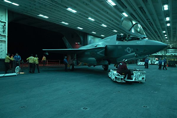 2022年6月30日，美军的黎波里号两栖攻击舰（LHA 7）在东海执行任务，F-35B战机正在从机库中移动到甲板，准备夜间升空演练。（美国海军）