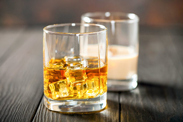 酒精损伤大脑、致癌。无论饮酒量如何，都会导致健康受损。(Shutterstock)
