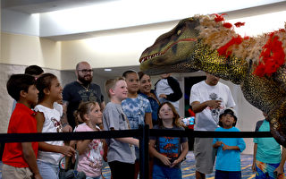 组图：美国佛州举行“侏罗纪探索”恐龙展