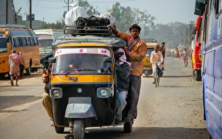 印度一輛嘟嘟車載27名乘客 警察看傻眼