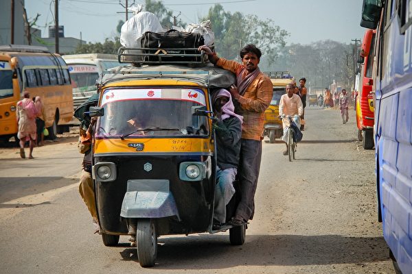 印度一輛嘟嘟車載27名乘客 警察看傻眼